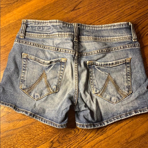 Delia’s Riley shorts - Picture 2 of 2